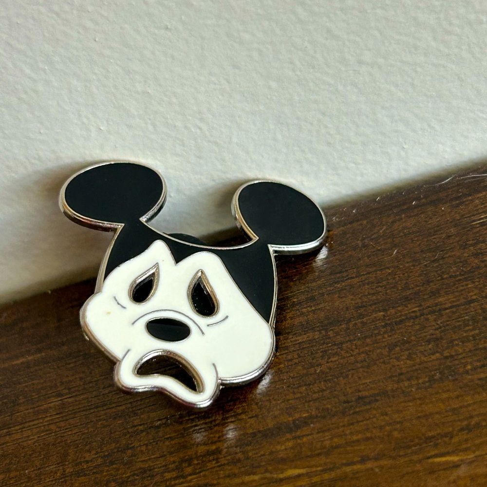 Scared Halloween Mickey Mouse Collectors Pin Frightened Mickey